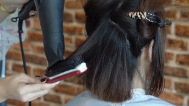 Kadının saçını alma ve saç kurutma makinesi ve yuvarlak fırça ile sarışın saç kurutma Kuaför Salonu kapatın. Ağır çekim 120fps