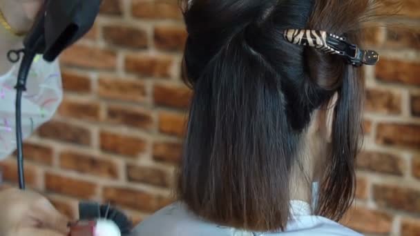 Gros Plan Femme Salon Coiffure Obtenir Une Coupe Cheveux Séchage — Video