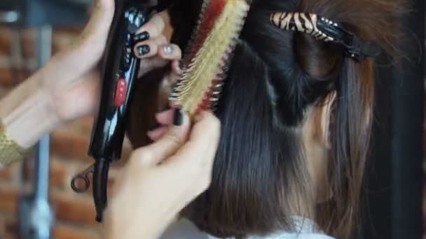 ヘアサロン散髪を取得し 乾燥毛のドライヤー 丸いブラシでブロンドの髪の女性のクローズ アップ — ストック動画