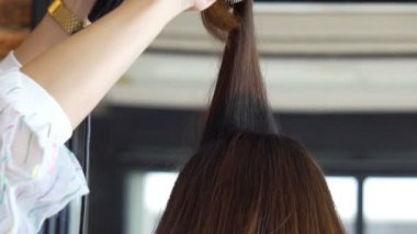 Kadının saçını alma ve saç kurutma makinesi ve yuvarlak fırça ile sarışın saç kurutma Kuaför Salonu kapatın. Ağır çekim 120fps