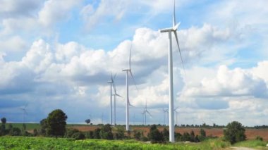 Rüzgar türbini çiftliği mavi gökyüzü blackground, Nakorn Ratchasima Tayland'da elektrik üreten ile güzel doğada