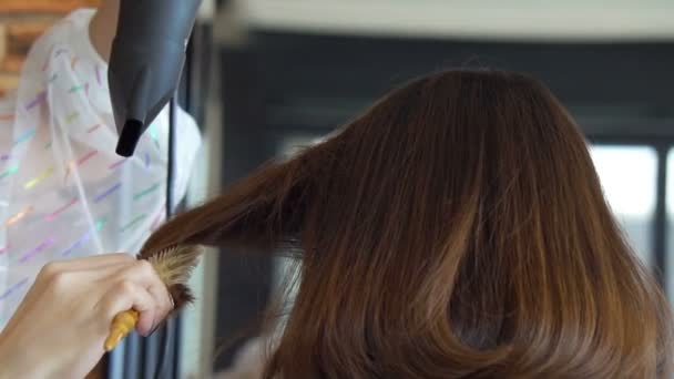 关闭妇女在发廊得到理发和干燥金发与吹风机和圆形刷子 慢动作120Fps — 图库视频影像