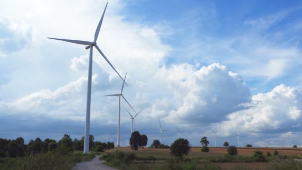 风力涡轮机农场在美丽的大自然与蓝天字 发电在呵叻府泰国 — 图库视频影像