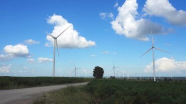 Rüzgar türbini çiftliği mavi gökyüzü blackground, Nakorn Ratchasima Tayland'da elektrik üreten ile güzel doğada