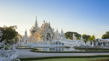 Wat Rong Khun güzel beyaz tapınak ünlü seyahat yerleştirin ve popüler Chiang Rai, Tayland akşam saat 4 k zaman atlamalı Uhd.