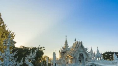 Wat Rong Khun güzel beyaz tapınak ünlü seyahat yerleştirin ve popüler Chiang Rai, Tayland akşam saat 4 k zaman atlamalı Uhd.