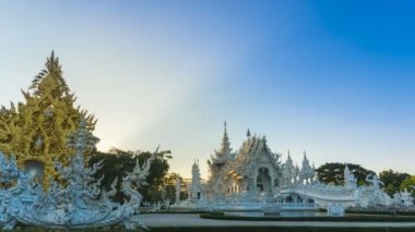 Wat Rong Khun güzel beyaz tapınak ünlü seyahat yerleştirin ve popüler Chiang Rai, Tayland akşam saat 4 k zaman atlamalı Uhd.