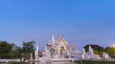 Wat Rong Khun güzel beyaz tapınak ünlü seyahat yerleştirin ve popüler Chiang Rai, Tayland sabah saat 4 k zaman atlamalı Uhd.
