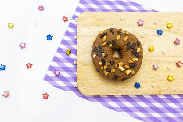 Donut Auf Holzteller Mit Musterserviette Und Dekorieren Viele Farbige Sterne — Stockfoto