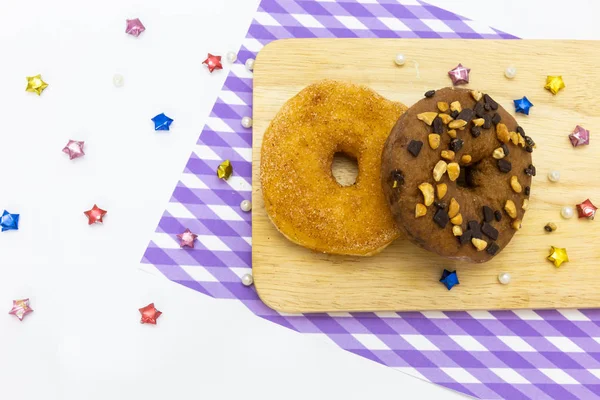Donut Auf Holzteller Mit Musterserviette Und Dekorieren Viele Farbige Sterne — Stockfoto