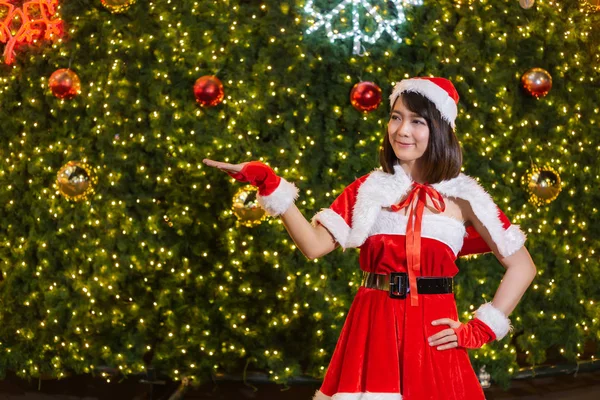 Gelukkig Lachend Santa Meisje Leuk Rode Pak Met Kerstboom Achtergrond — Stockfoto