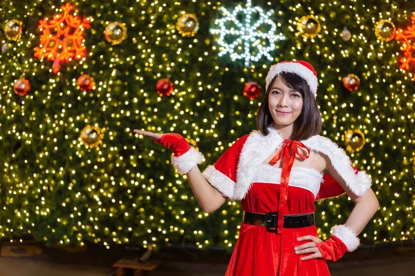 Gelukkig Lachend Santa Meisje Leuk Rode Pak Met Kerstboom Achtergrond — Stockfoto