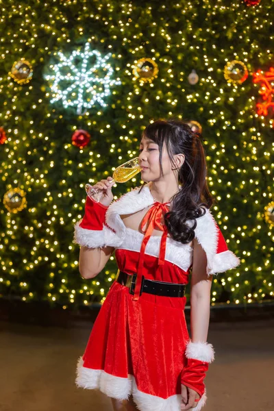 Gelukkig Lachend Santa Meisje Schattig Rood Pak Hand Met Champagne — Stockfoto