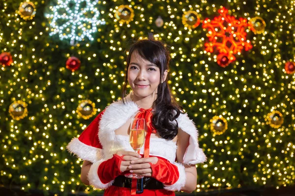 Счастливая Улыбающаяся Санта Клаус Симпатична Красном Костюме Держит Руках Шампанское — стоковое фото