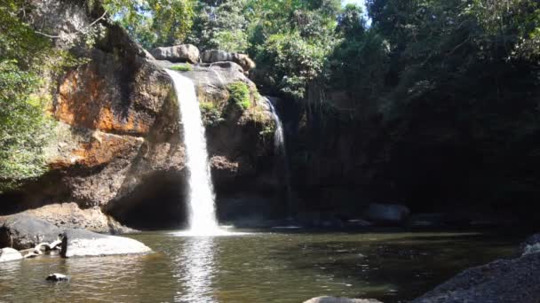 Haew Suwat カオヤイ国立公園タイで深い森の美しい滝 スローモーション 120 Fps — ストック動画