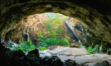 Prachuap Khiri Khan Tayland Khao Sam Roi Yot milli parkta Amazing Phraya Nakhon mağara mağarasında güneş ışınları küçük bir tapınak.