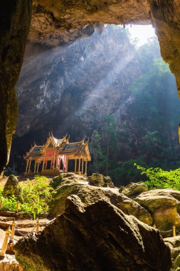 Prachuap Khiri Khan Tayland Khao Sam Roi Yot milli parkta Amazing Phraya Nakhon mağara mağarasında güneş ışınları küçük bir tapınak.