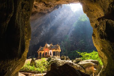 Prachuap Khiri Khan Tayland Khao Sam Roi Yot milli parkta Amazing Phraya Nakhon mağara mağarasında güneş ışınları küçük bir tapınak.