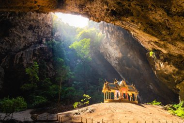 Prachuap Khiri Khan Tayland Khao Sam Roi Yot milli parkta Amazing Phraya Nakhon mağara mağarasında güneş ışınları küçük bir tapınak.
