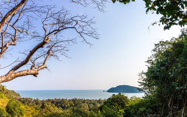 Panorama Krajobraz Tropikalnej Wyspie Plaży Góry Błękitne Niebo Tle Prachuap — Zdjęcie stockowe