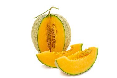 Çevrilen kavun parlak renkleri ve beyaz arka plan üzerine yalıtılmış parçalar.