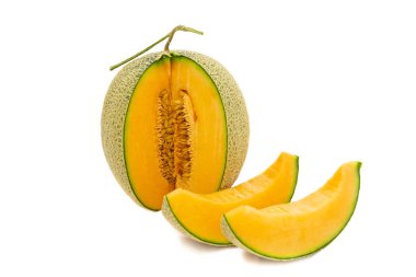 Çevrilen kavun parlak renkleri ve beyaz arka plan üzerine yalıtılmış parçalar.