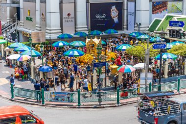 Bangkok, Tayland - 31 Mart 2019: Erawan Shrine Turistler ve yerel halk Ratchaprasong Junction, Grand Hyatt Erawan Hotel'de Yeni Yıl günü Erawan Tapınağı'nda bir hak kazanmak.