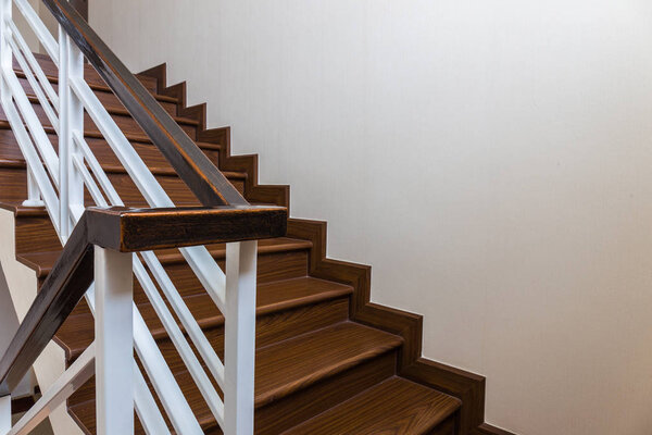Staircase custom built home interior with wood staircase and white walls. Копирование фона пространства
