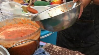 Tayland sokak gıda karides, kalamar, yengeç ve ot ile Tay baharatlı deniz ürünleri salatası.