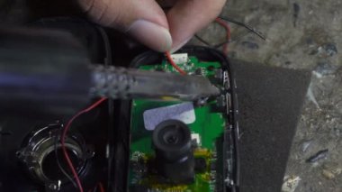 Elektronik cihazların onarımı ve tel lehiminin tonla yakınlanması.