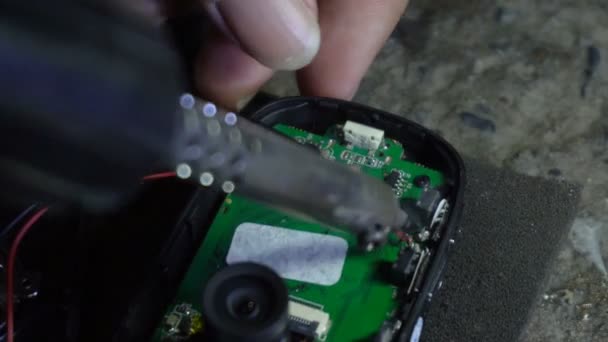 Reparatur Elektronischer Geräte Und Nahaufnahme Von Drahtlöten Mit Zinn — Stockvideo