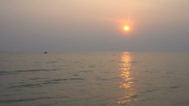Hua Hin plaj Prachuap Khiri Khan Tayland balıkçı teknesi ile denizde gündoğumu ve günbatımı.
