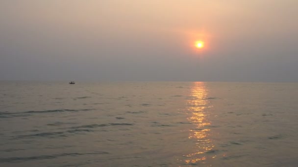 Sonnenaufgang und Sonnenuntergang auf See mit Fischerboot am hua hin Strand prachuap khiri khan thailand. — Stockvideo