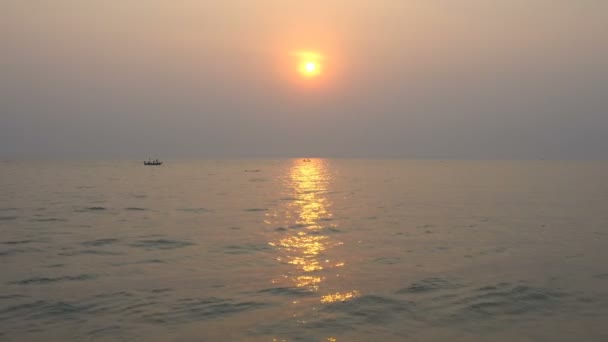 Sonnenaufgang und Sonnenuntergang auf See mit Fischerboot am hua hin Strand prachuap khiri khan thailand. — Stockvideo