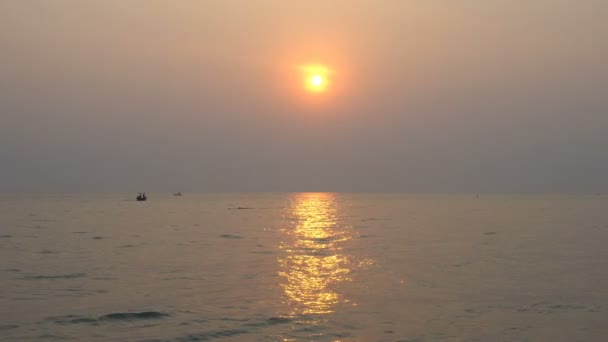 Ανατολή και δύση του ηλίου στη θάλασσα με ψαρόβαρκα στην παραλία Χουά Χιν Πρασουάπ Κίρι Ταϊλάνδη. — Αρχείο Βίντεο