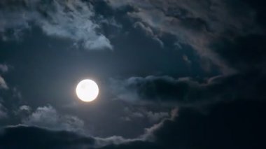 Karanlıkta bulutlar ile gece ayın zaman atlama