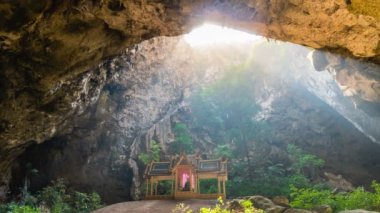 Prachuap Khiri Khan Tayland Khao Sam Roi Yot milli parkta Amazing Phraya Nakhon mağaratime Lapse mağarada güneş ışınları küçük bir tapınak.