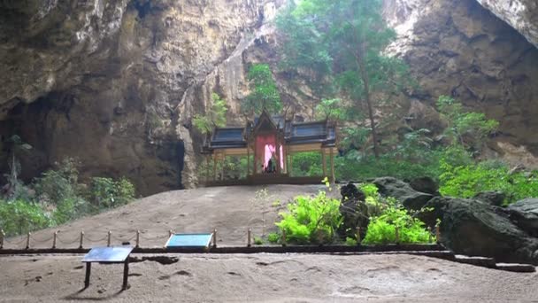 Incrível Phraya Nakhon caverna em Khao Sam Roi Yot parque nacional em Prachuap Khiri Khan Tailândia é pequeno templo nos raios de sol na caverna . — Vídeo de Stock