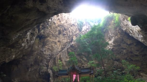 Amazing Phraya Nakhon cave in Khao Sam Roi Yot national park at Prachuap Khiri Khan Thailand is small temple in the sun rays in cave. — Stock Video