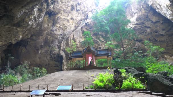 Prachuap Khiri Khan Tayland Khao Sam Roi Yot milli parkta Amazing Phraya Nakhon mağara mağarasında güneş ışınları küçük bir tapınak. — Stok video