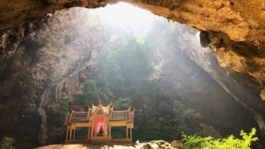 Prachuap Khiri Khan Tayland Khao Sam Roi Yot milli parkta Amazing Phraya Nakhon mağara mağarasında güneş ışınları küçük bir tapınak.