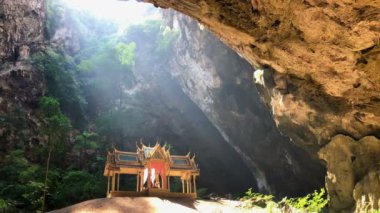 Prachuap Khiri Khan Tayland Khao Sam Roi Yot milli parkta Amazing Phraya Nakhon mağara mağarasında güneş ışınları küçük bir tapınak.