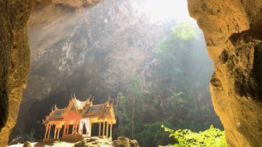 Prachuap Khiri Khan Tayland Khao Sam Roi Yot milli parkta Amazing Phraya Nakhon mağara mağarasında güneş ışınları küçük bir tapınak.