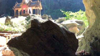 Prachuap Khiri Khan Tayland Khao Sam Roi Yot milli parkta Amazing Phraya Nakhon mağara mağarasında güneş ışınları küçük bir tapınak.