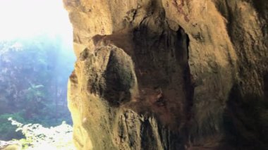 Prachuap Khiri Khan Tayland Khao Sam Roi Yot milli parkta Amazing Phraya Nakhon mağara mağarasında güneş ışınları küçük bir tapınak.