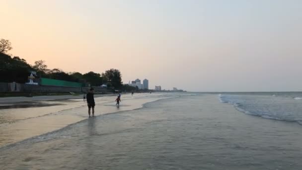 Hua Hin Plaj Akşam Ları Yürüyen Rahatlatıcı Insanlar Ile — Stok video