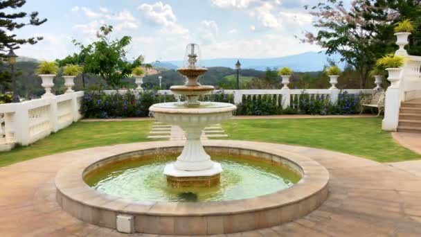 美丽的喷泉在公园与蓝天和山脉背景 — 图库视频影像