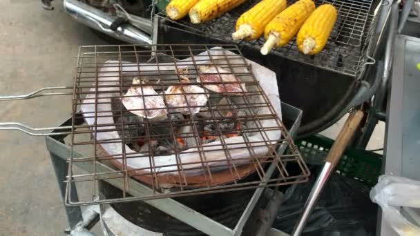 Calamar Fresco Parrilla Con Mantequilla Con Tamiz Usando Mano Del — Vídeos de Stock