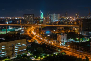Gece, Tayland kentsel gökdelenler ile Bangkok City silueti