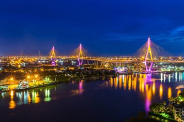 Bhumibol Köprüsü Tayland ve Bangkok.The bu köprünün adı için alan görünümü en güzel köprülerinden biridir Tayland kralı nın adından geliyor. Metin